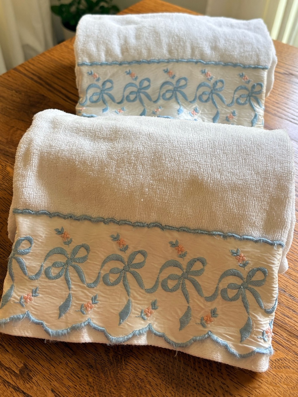 Vintage White with blue and pink Bow trim Bedding Towel Set of 2- Made in USA - Picture 4 of 14
